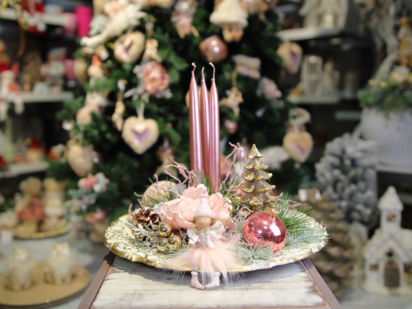 Vianočná ikebana so sviečkami na podnose